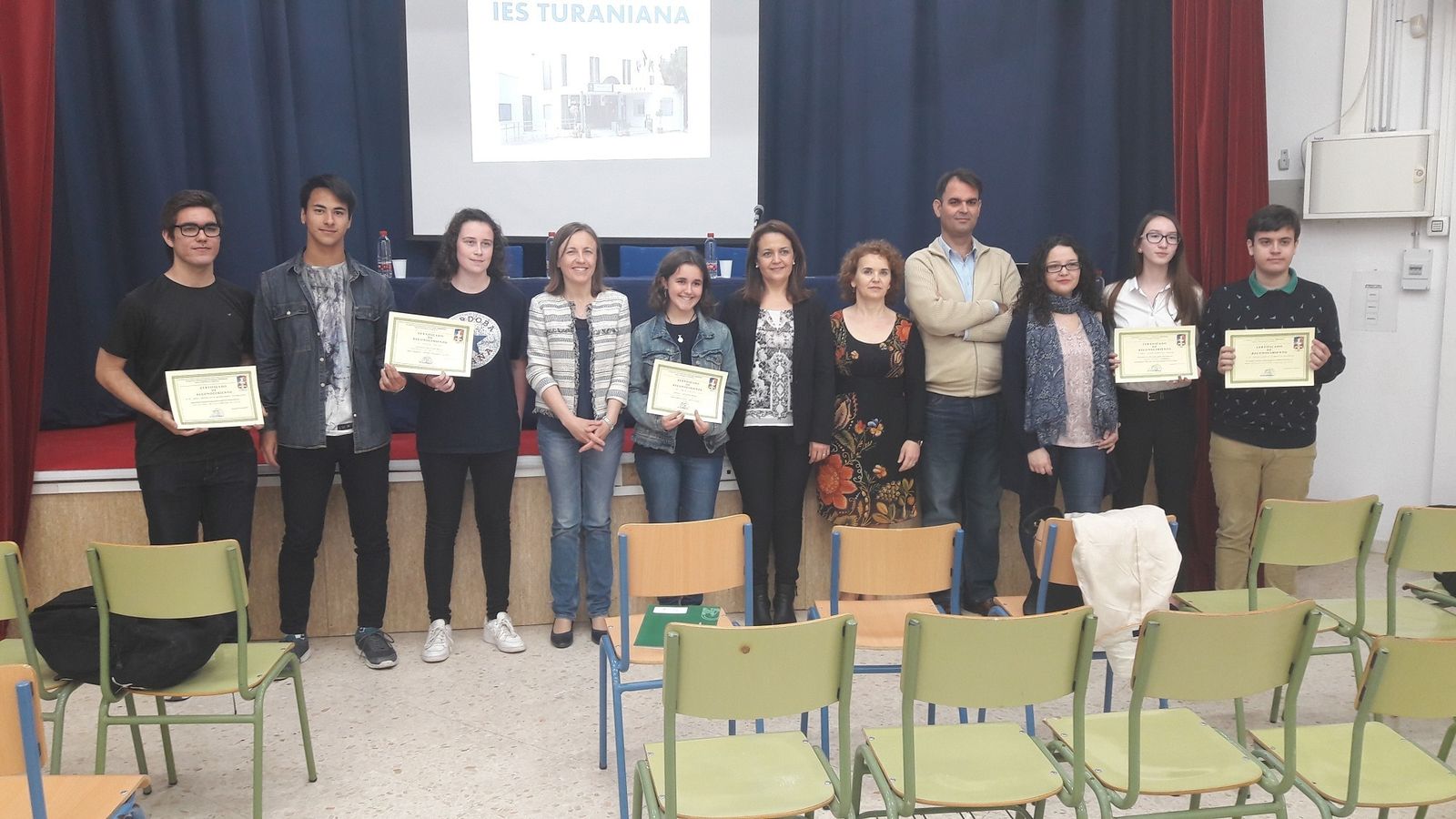La delegada con los alumnos participantes en las competiciones.