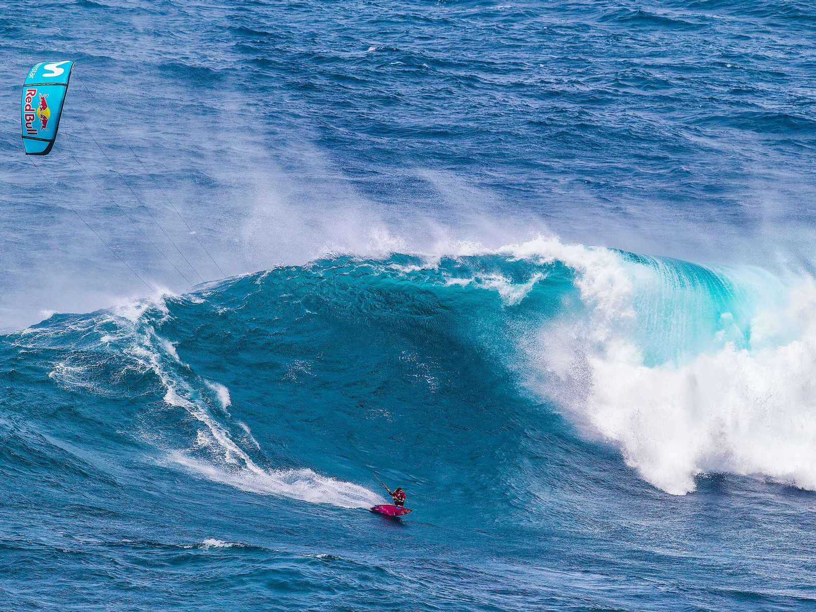 Gisela Pulido surfea una ola gigante.