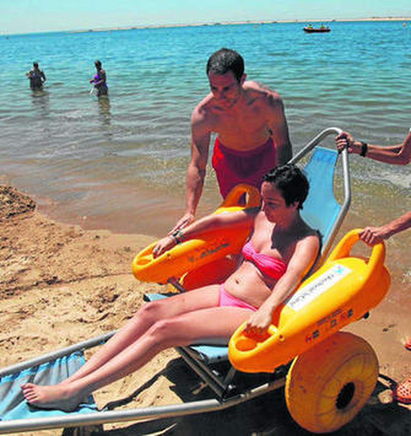 Baño sin barreras en las playas de Huelva