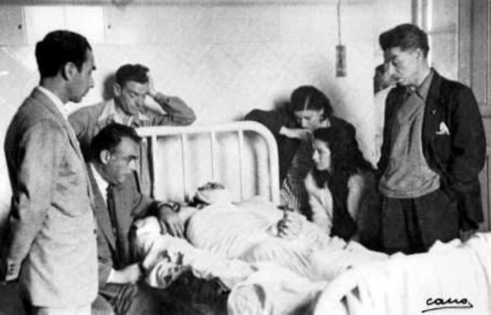 Lupe Sino, el gran amor de Manolete, junto al lecho mortal del torero en el Hospital de los Marqueses de Linares.