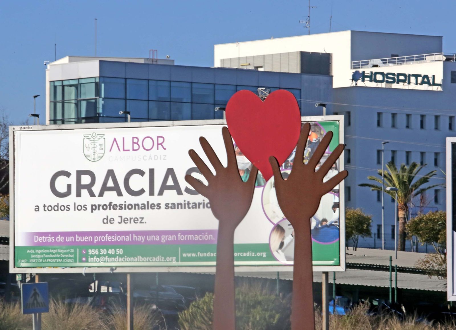 Cartel de agradecimiento a la labor de los sanitarios en el hospital de Jerez.