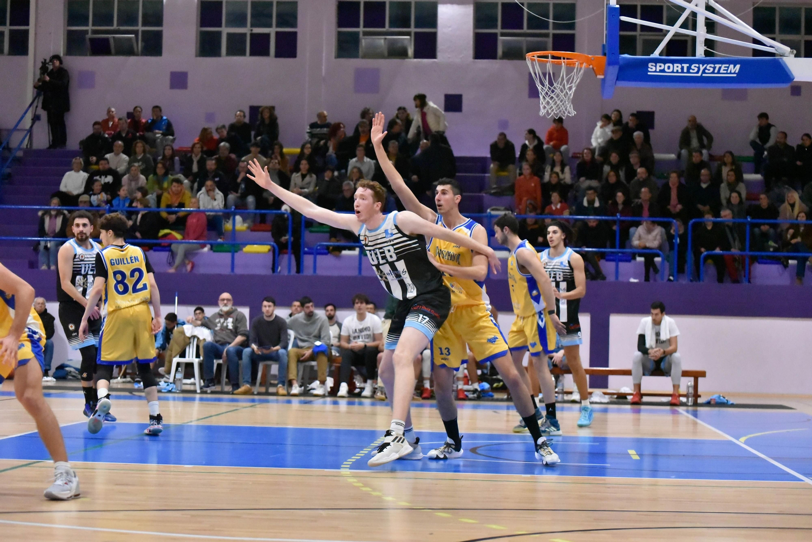 Rubén Salas defiende en un ULB-Novaschool.