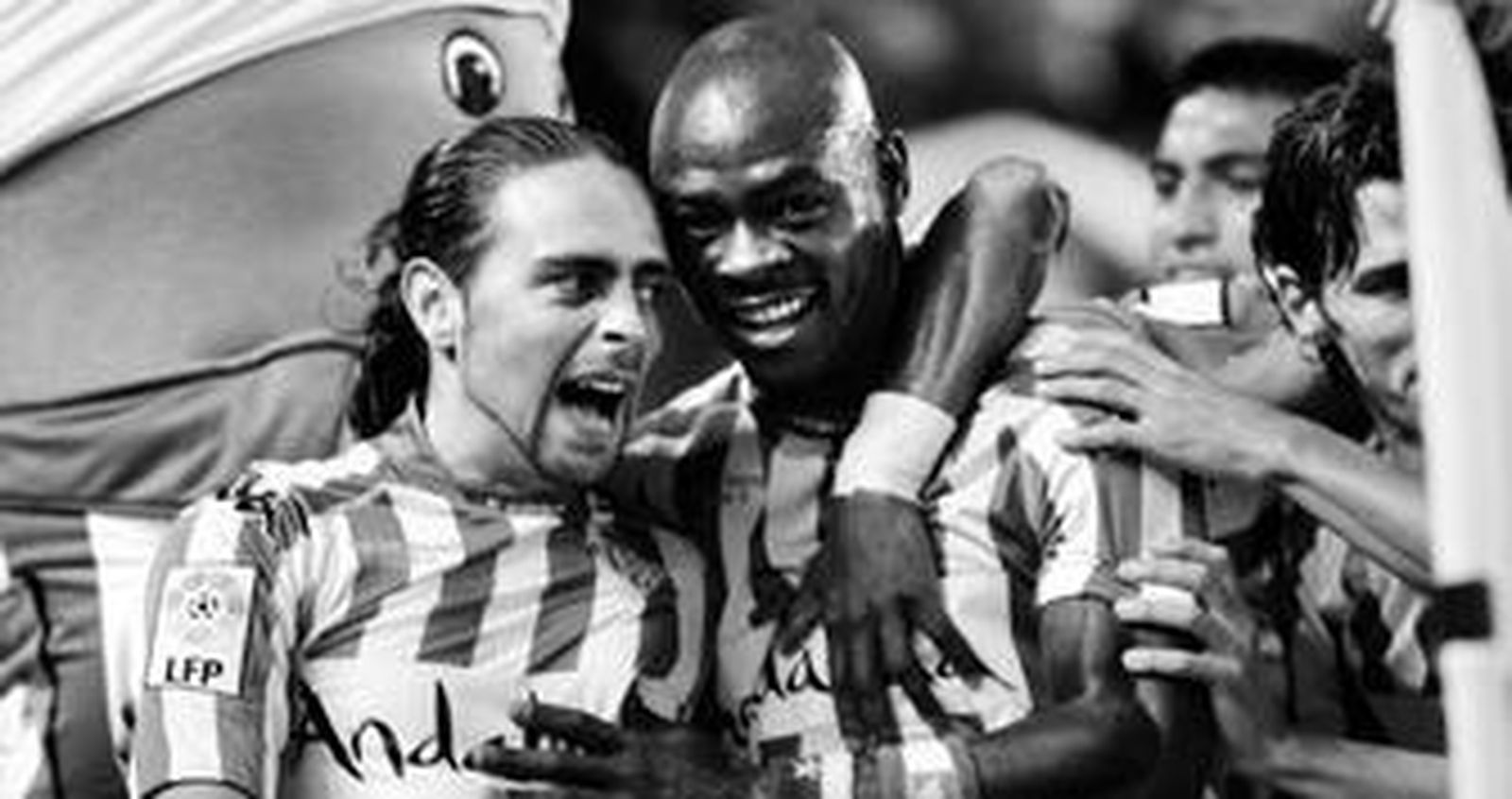 Sergio García y Emana se abrazan tras el único partido en el que marcaron ambos, ante el Mallorca.