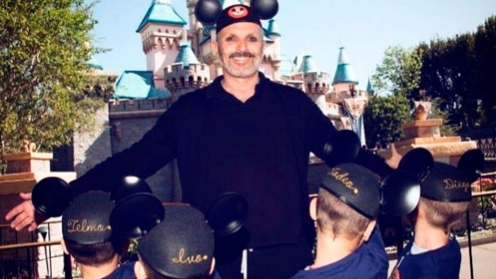 Miguel Bosé, con sus cuatro hijos en Disneyland, en una foto que él mismo compartió en las redes.