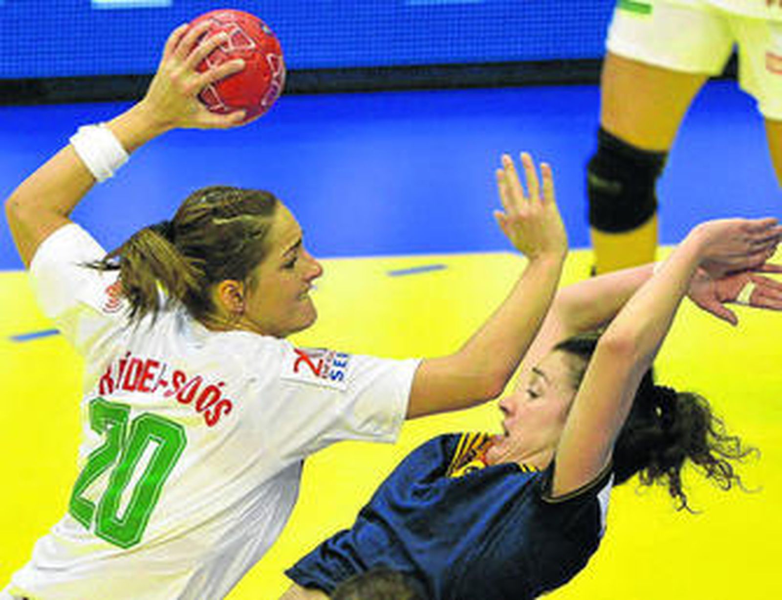 Jéssica Alonso  intenta impedir el lanzamiento de la húngara Redei-Soos.