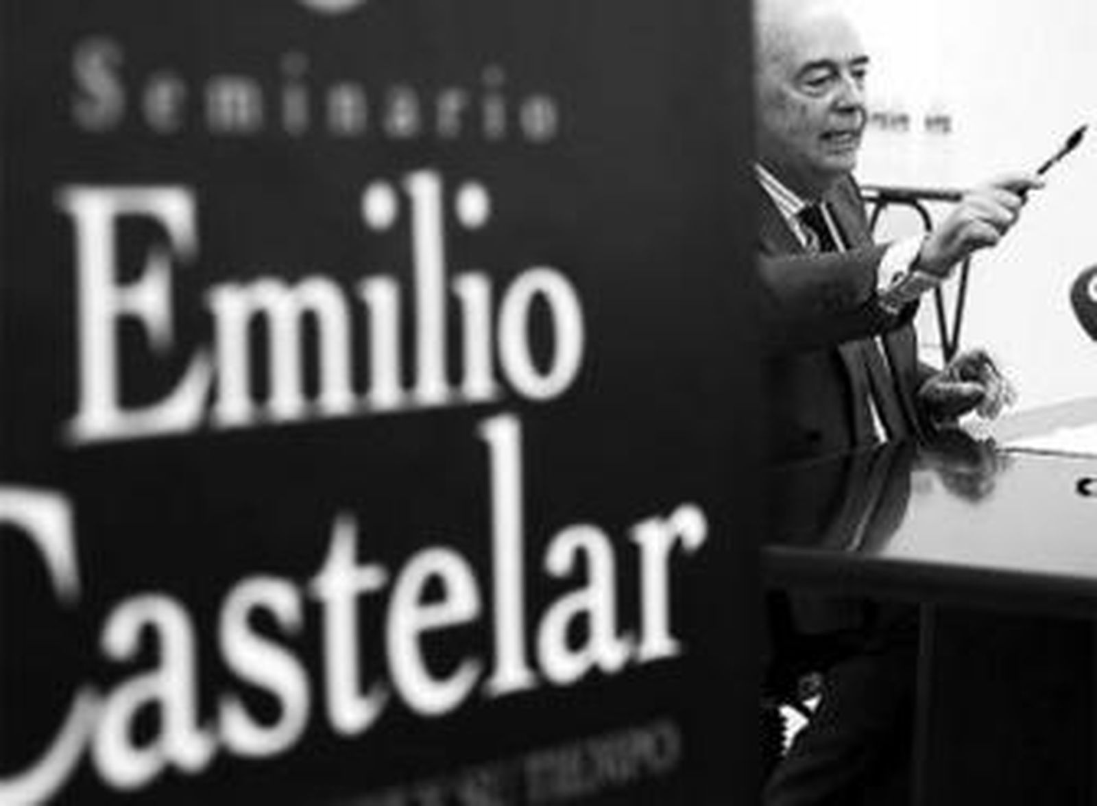 El catedrático Hernández Guerrero abrió el encuentro.