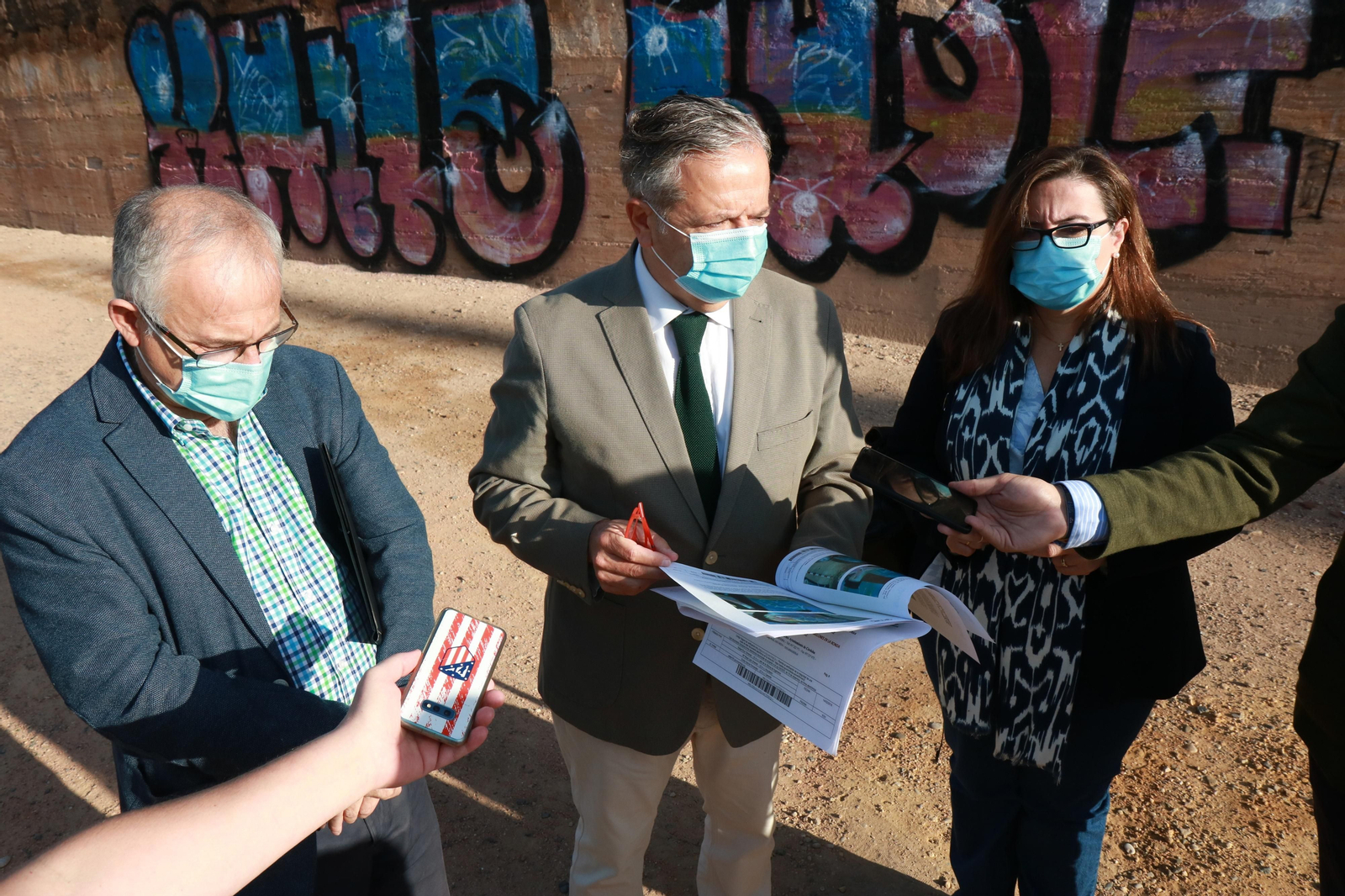 Salvador Fuentes, en el centro, durante la comparecencia a los medios.