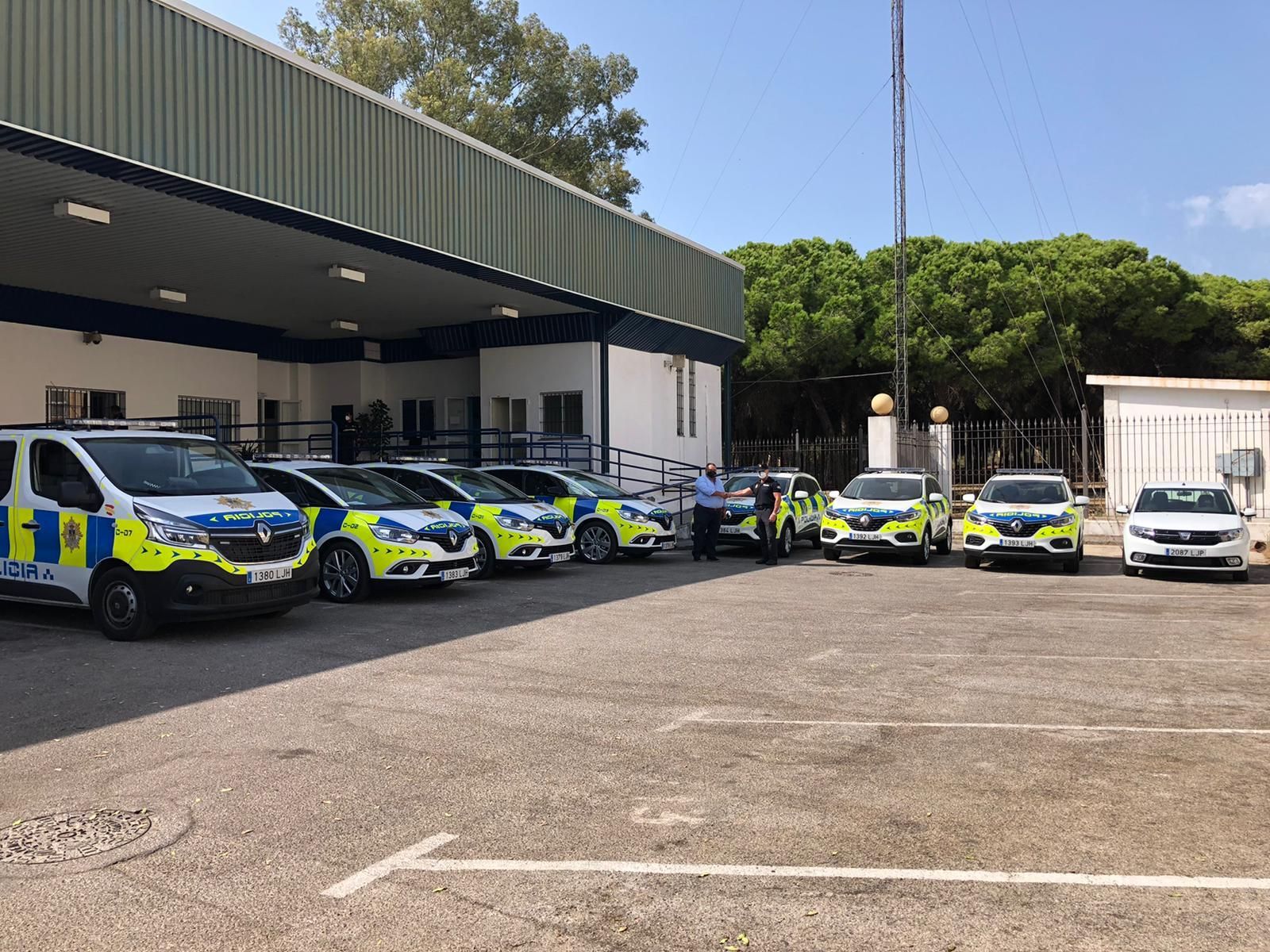 Los nuevos coches de la Policía Local, aparcados en la Jefatura.