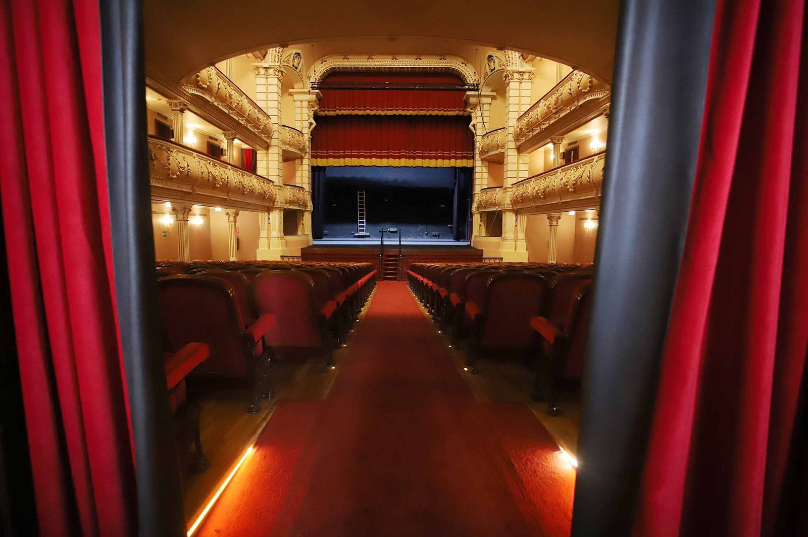 Imágenes de la visita guiada al Gran Teatro de Huelva por su 100 aniversario