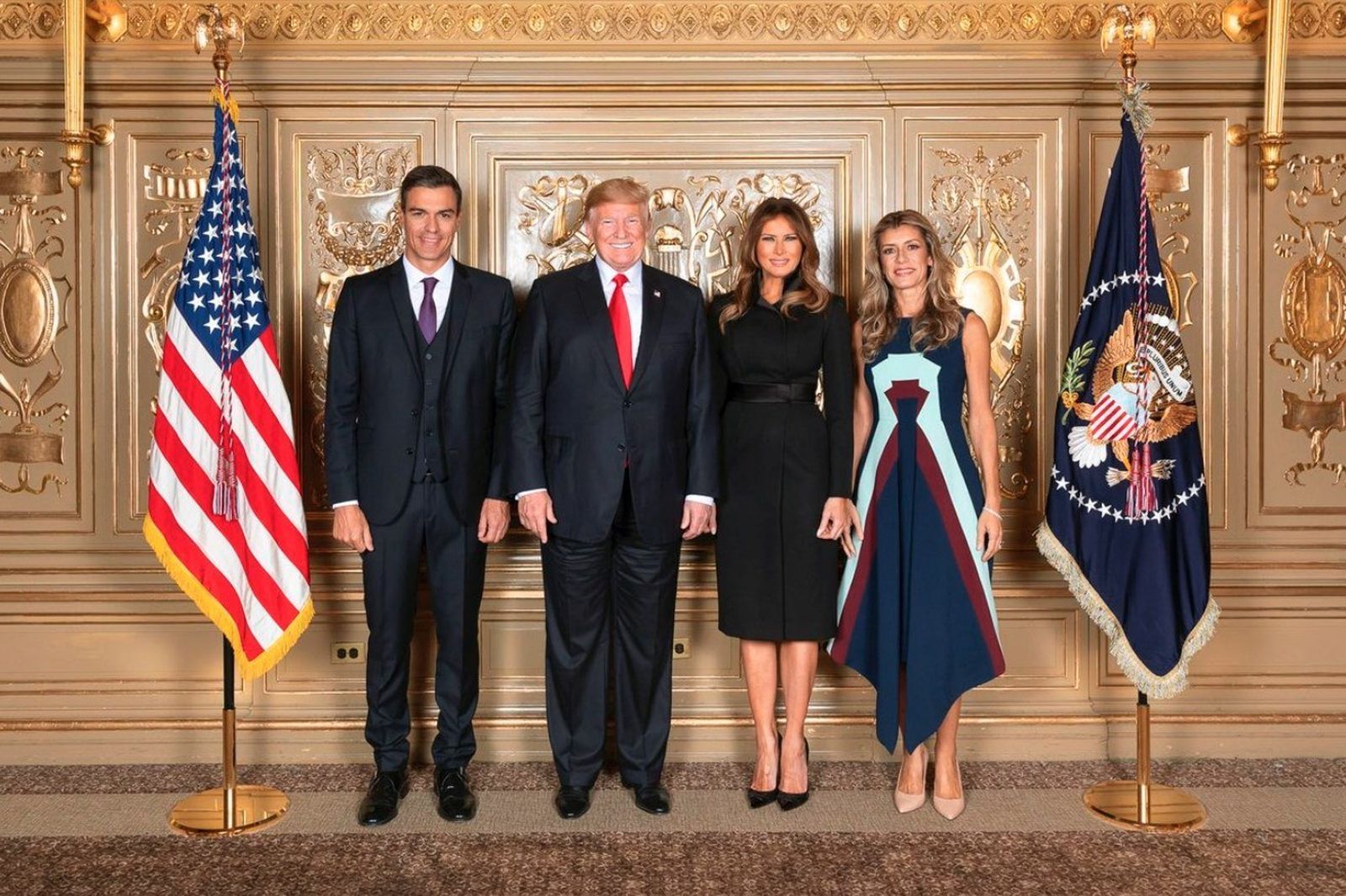 El presidente de Estados Unidos, Donald Trump, y el jefe del Ejecutivo español, Pedro Sánchez, junto a sus respectivas esposas,  en la recepción ofrecida el lunes por la noche por el mandatario norteamericano a los líderes asistentes a la Asamblea General de la ONU.