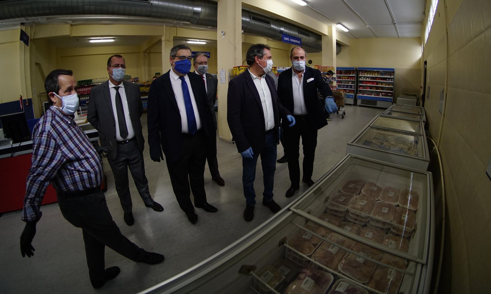 El alcalde Sevilla visita el economato social de las hermandades.