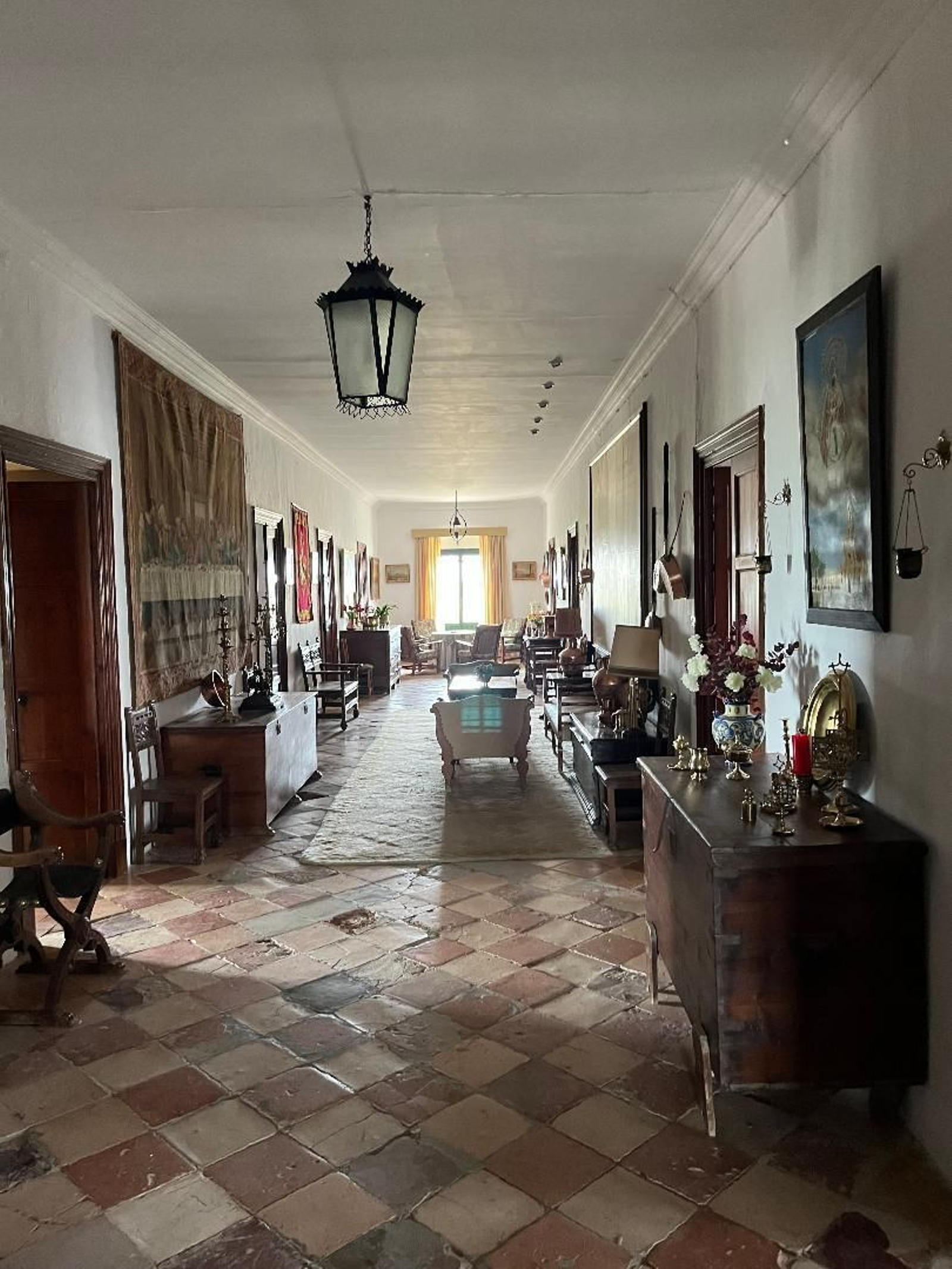 Galería. Gran parte la decoran arcones, sillerías, cobres , tapices y cuadros.