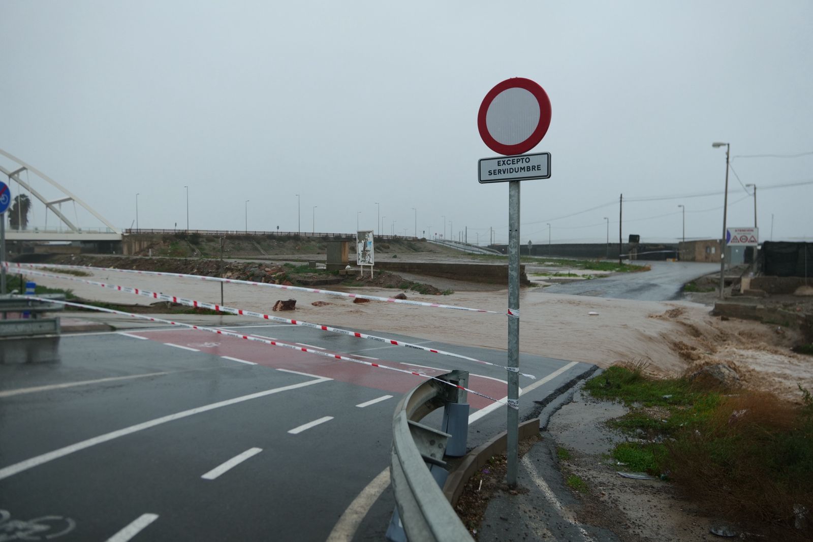 Las labores de los servicios de emergencia de Roquetas solventan los destrozos de la borrasca Kristin, en imágenes