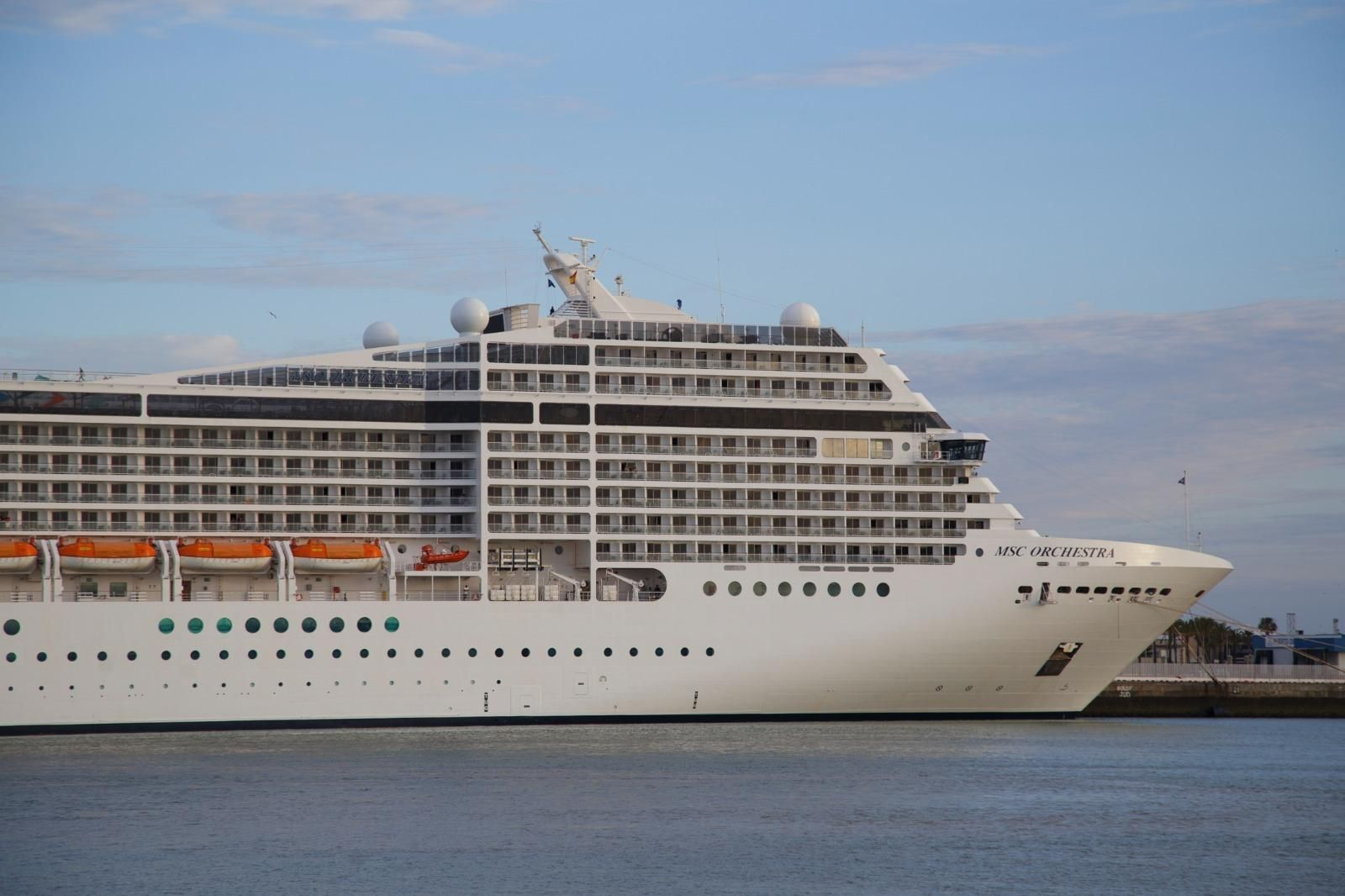 Tres grandes cruceros trajeron este miércoles hasta Cádiz a varios miles de turistas