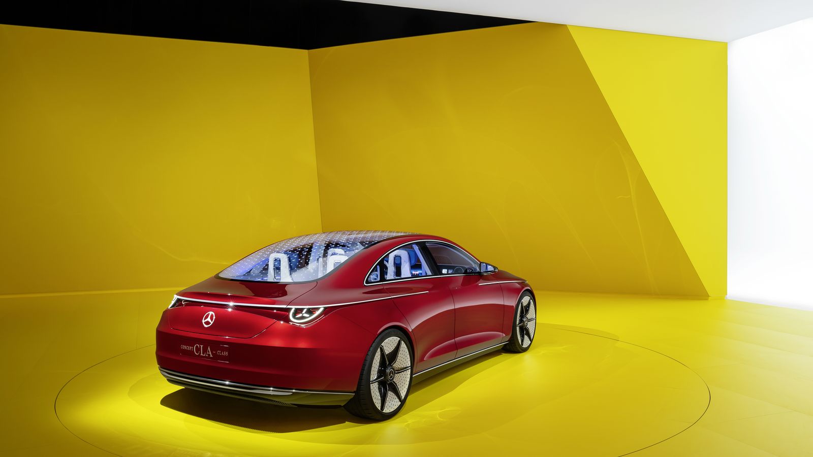 La plataforma en el CLA está configurada para disponer del motor en eje trasero, pero seria posible que esta MMA tuviese versiones de tracción total.