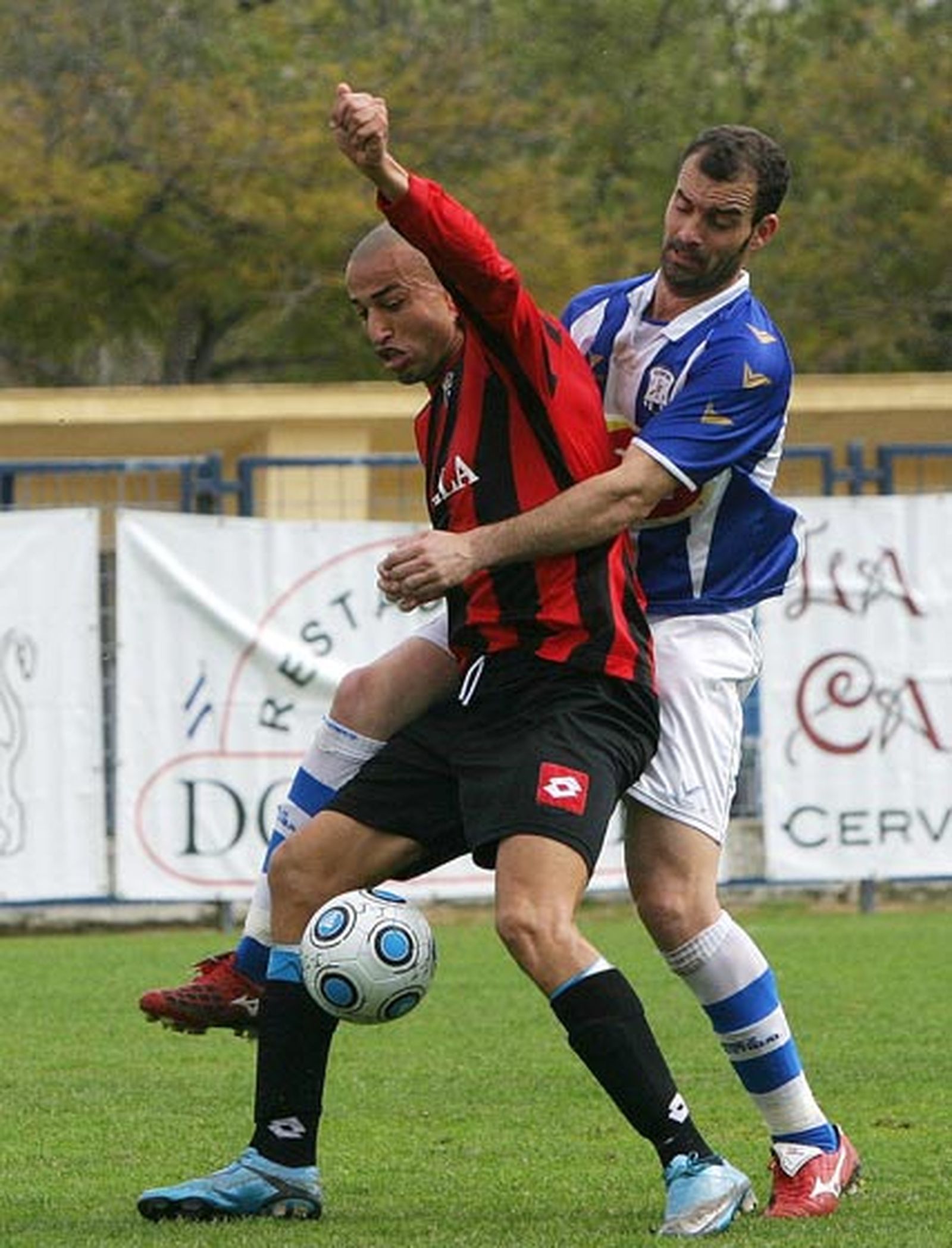 Bornes intenta robarle el balón a Chota.

Foto: Vanesa Lobo