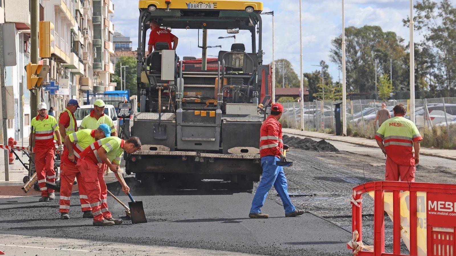 Trabajos de asfaltado en el inicio de la avenida.