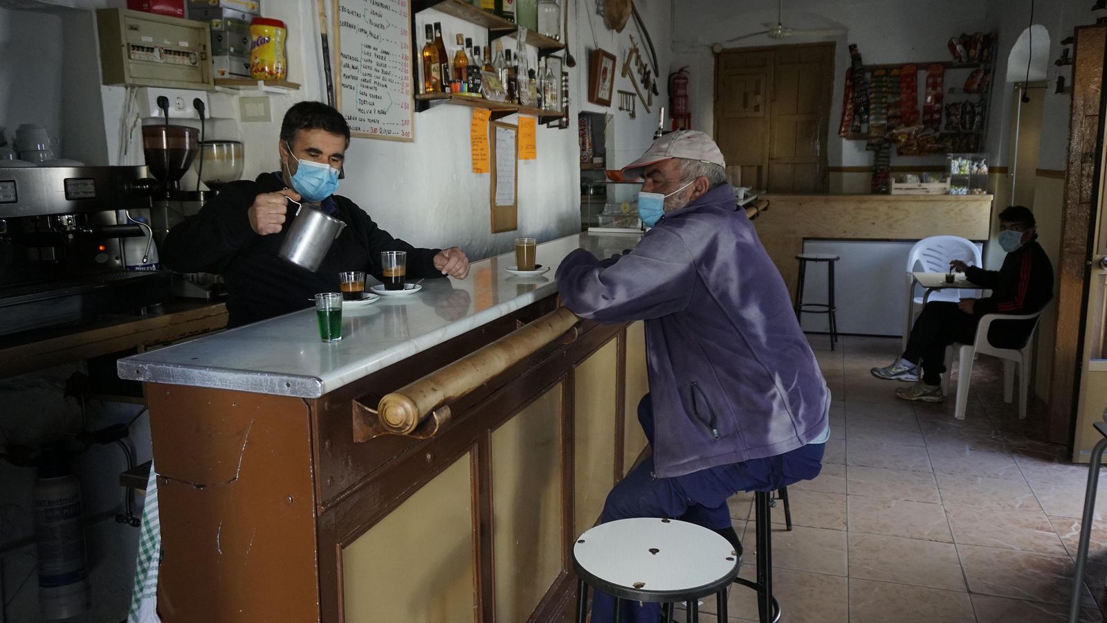 Varios vecinos toman café en el bar La Barraca. Varios vecinos toman café en el bar La Barraca.