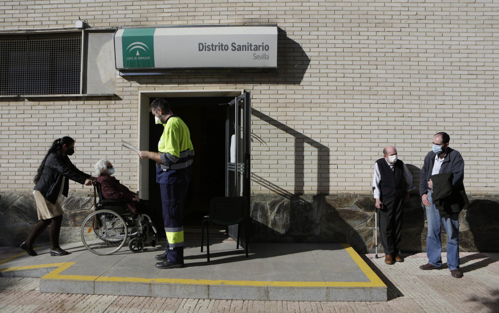 Vacunación de mayores en la sede del Distrito Sanitario Sevilla.