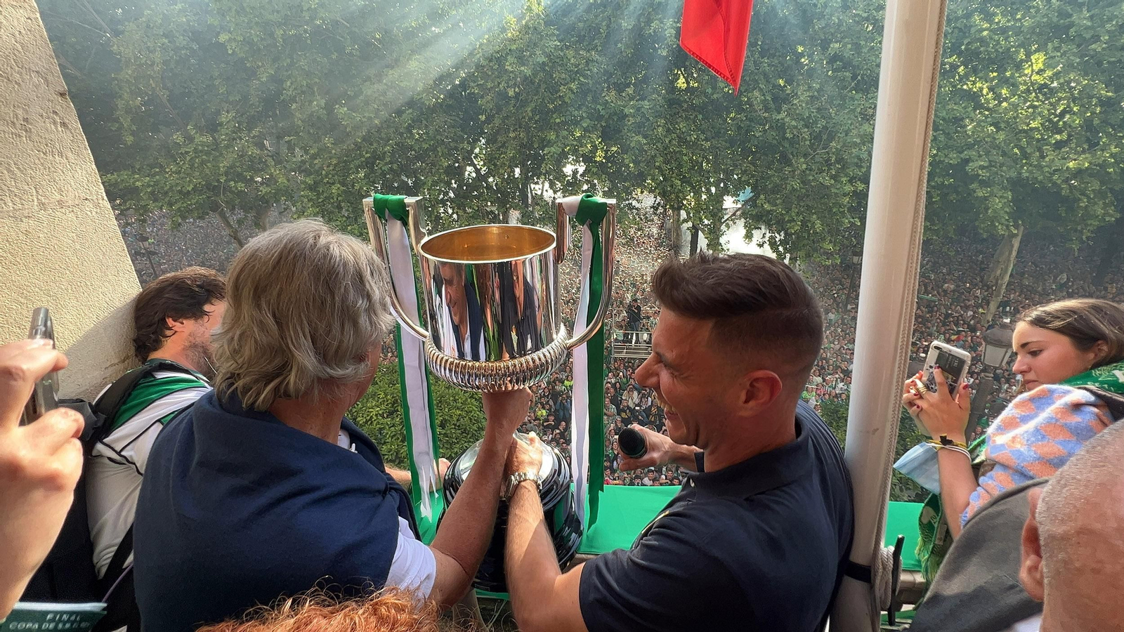 Las imágenes de la celebración del Betis por las calles de Sevilla