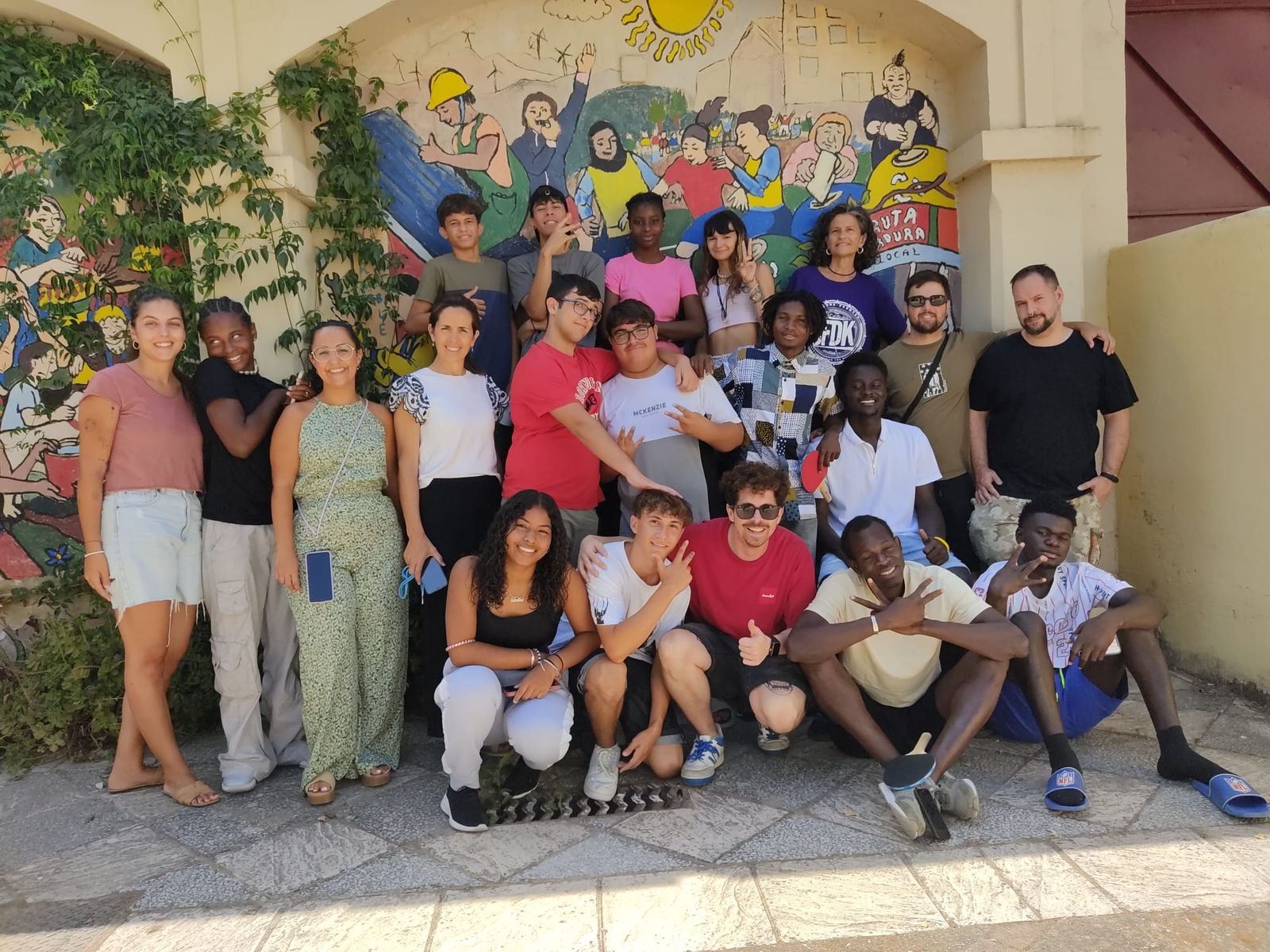 Alumnos y profesores del taller de rap en la zona sur.