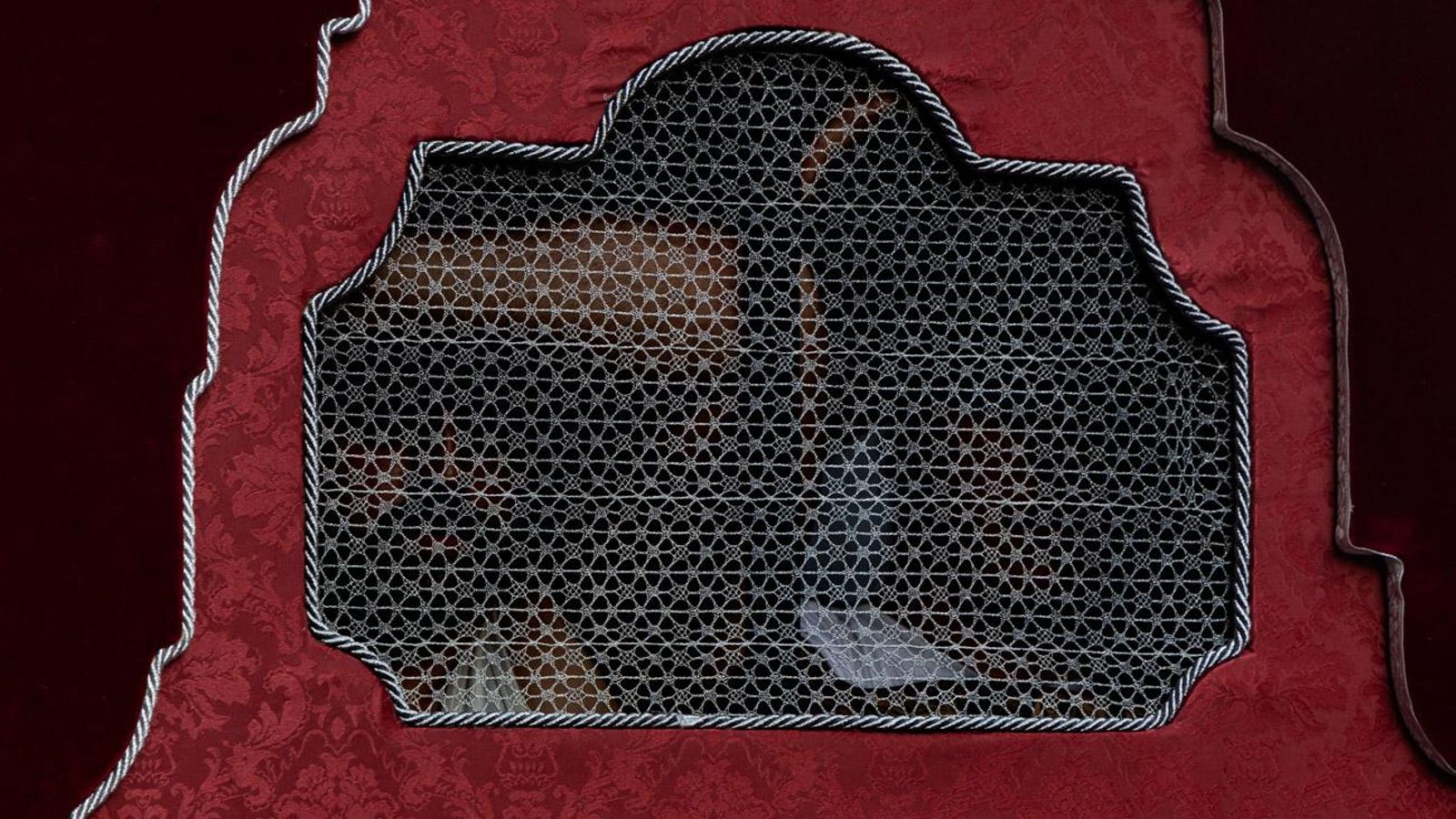 Los cofrades se rinden ante los grandes pasos de misterio del Lunes Santo