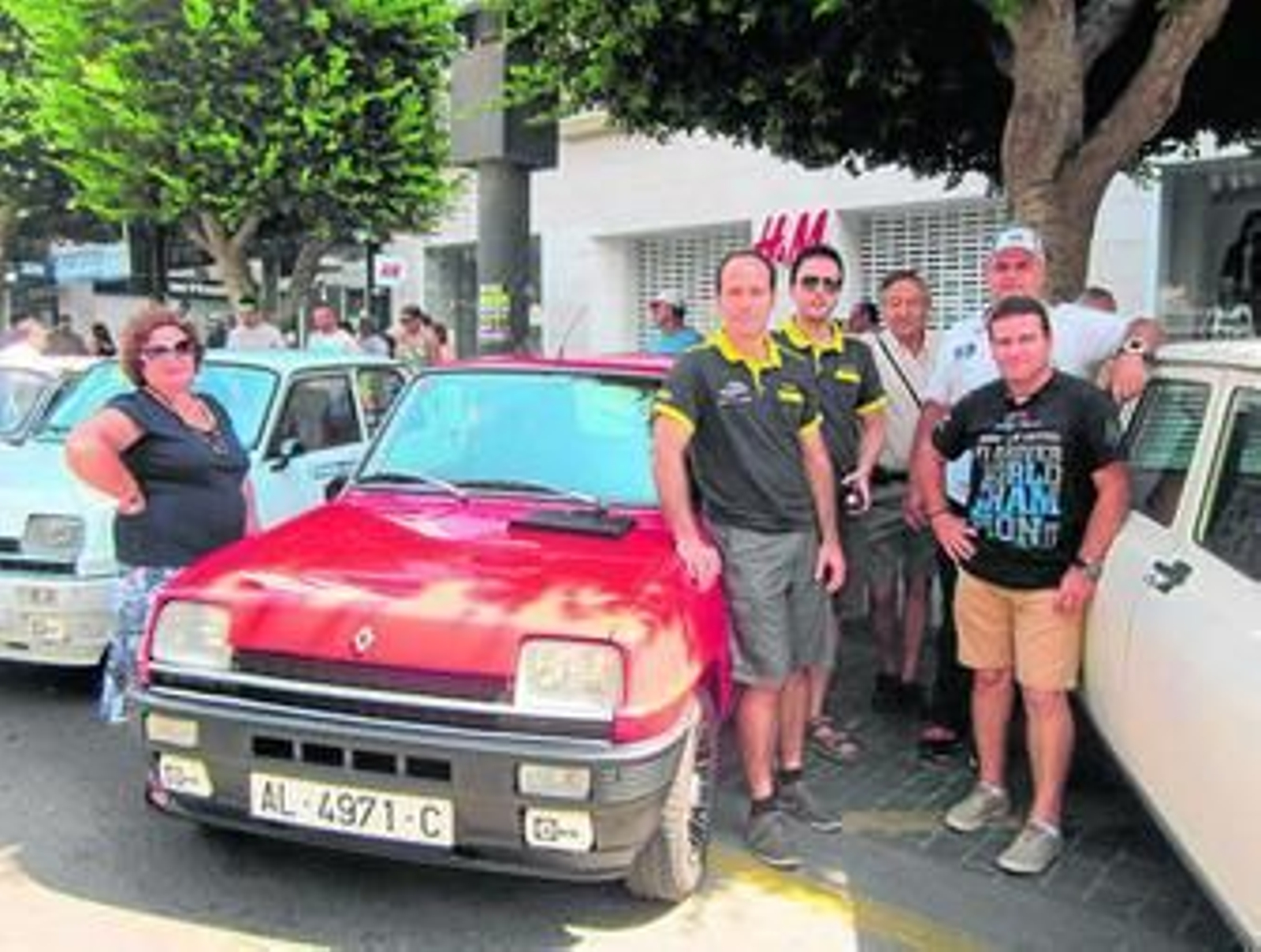 Miembros del Club Supercinco GTTurbo de Almería durante el encuentro.