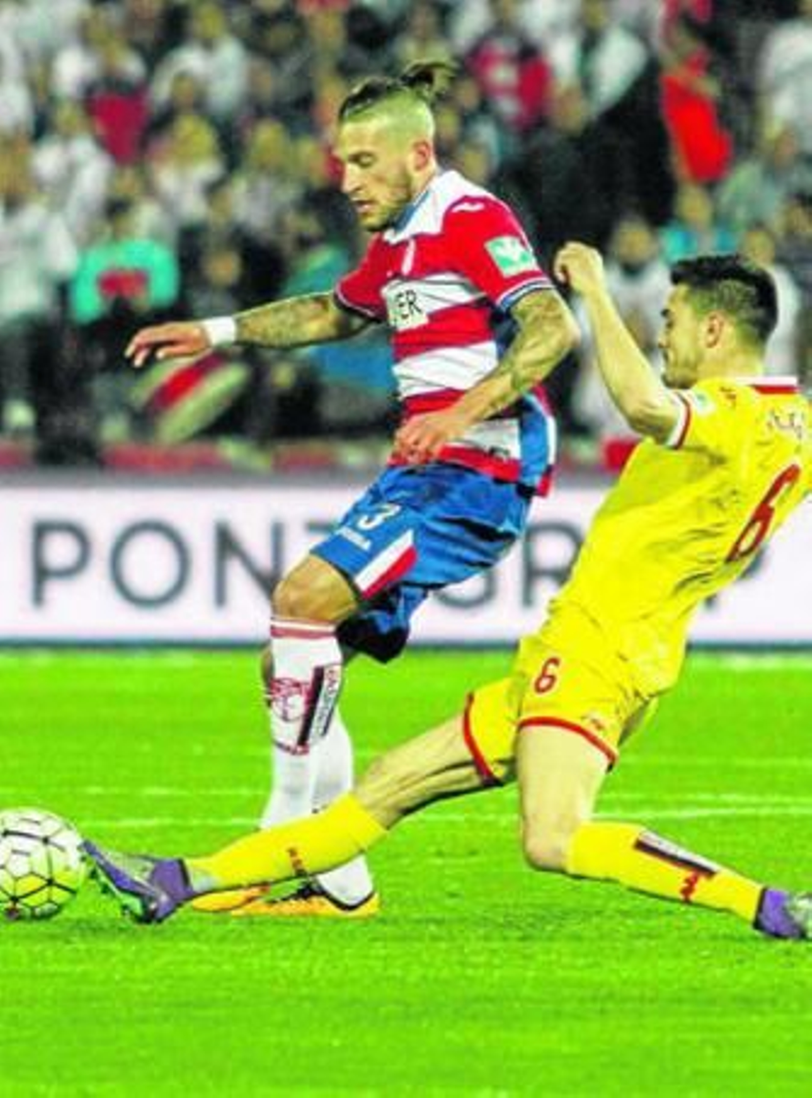 Miguel Lopes se intenta ir de Sergio Álvarez.