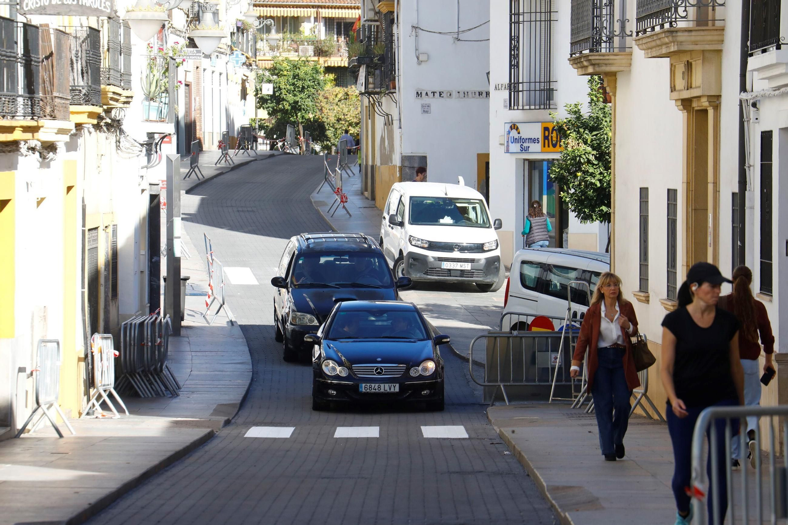 La reapertura al tráfico del primer tramo de la calle Alfaros, en imágenes