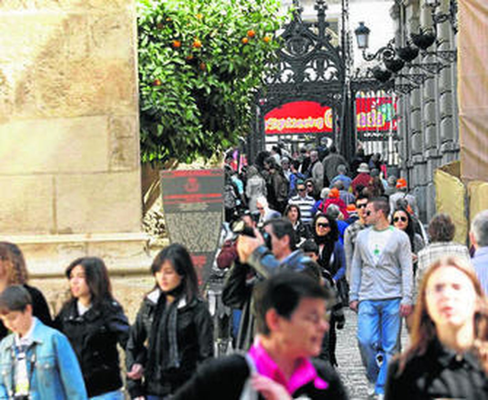 Grupos de turistas en Granada.