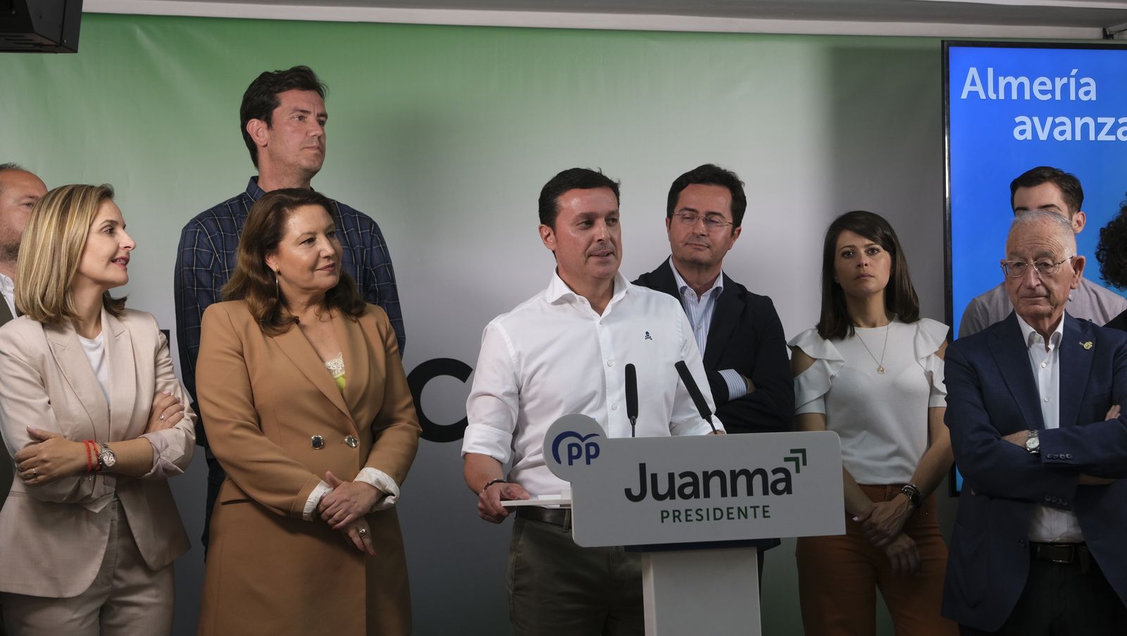 Imágenes del inicio de campaña electoral andaluza con la pegada de carteles.