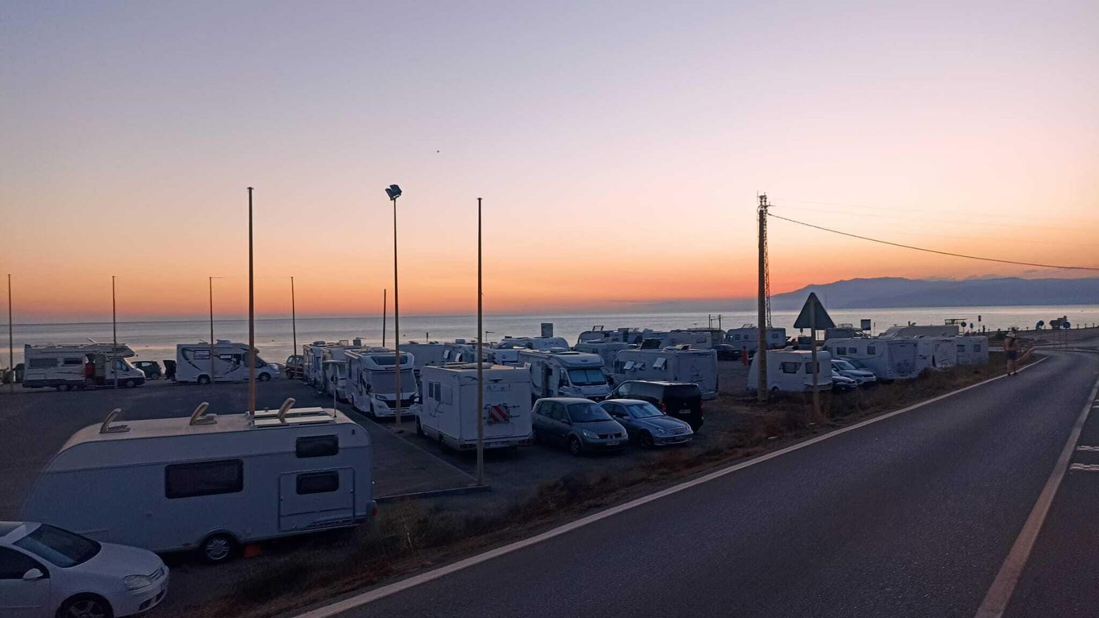 Decenas de caravanas estacionadas cuando cae la noche en el núcleo de La Fabriquilla