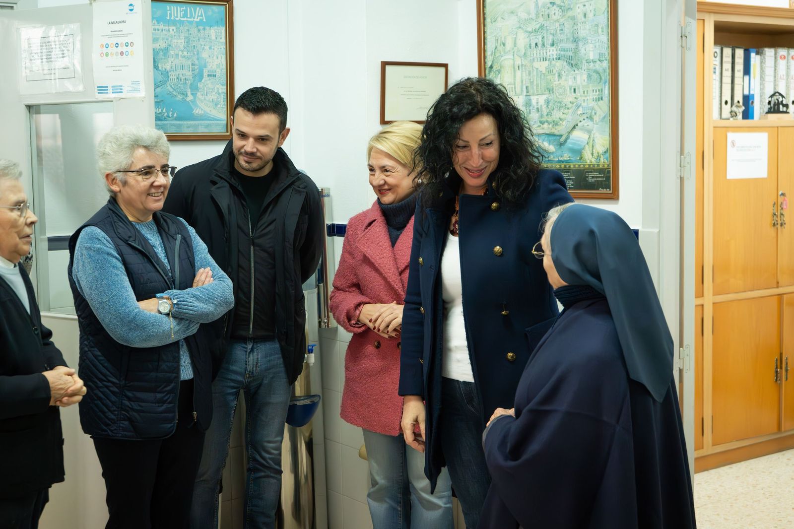 La alcaldesa felicita la Navidad al personal del Centro de Acogida y a los turnos de guardia de Bomberos y Policía Loca
