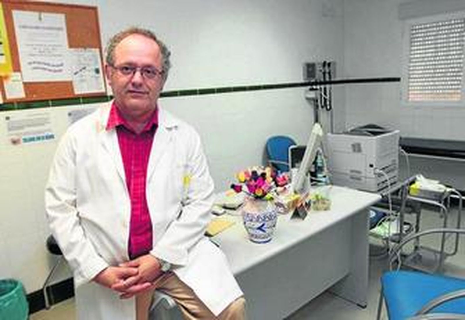 Romualdo, en su consulta del centro de salud de Huétor Santillán.