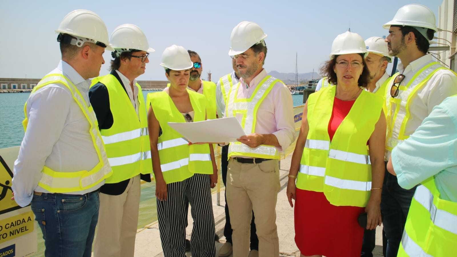 El consejero en su visita al puerto.