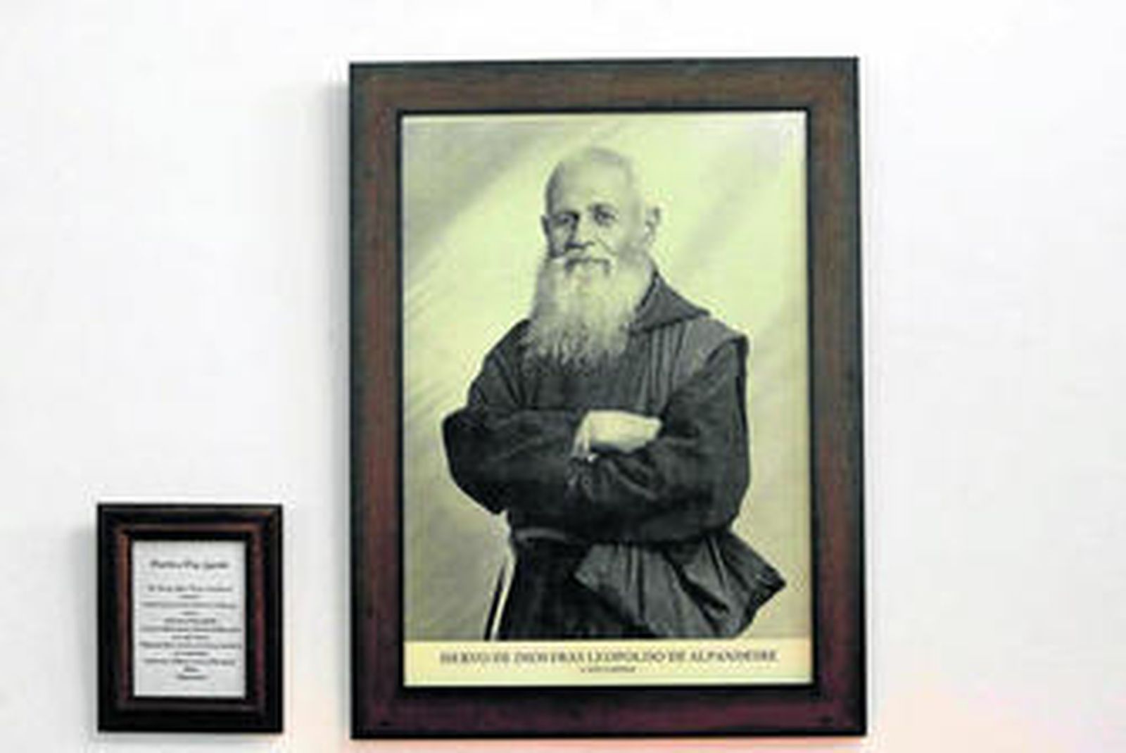 El cuadro del beato Fray Leopoldo de Alpandeire de la parroquia de Santa María Micaela, en la barriada de La Bajadilla.