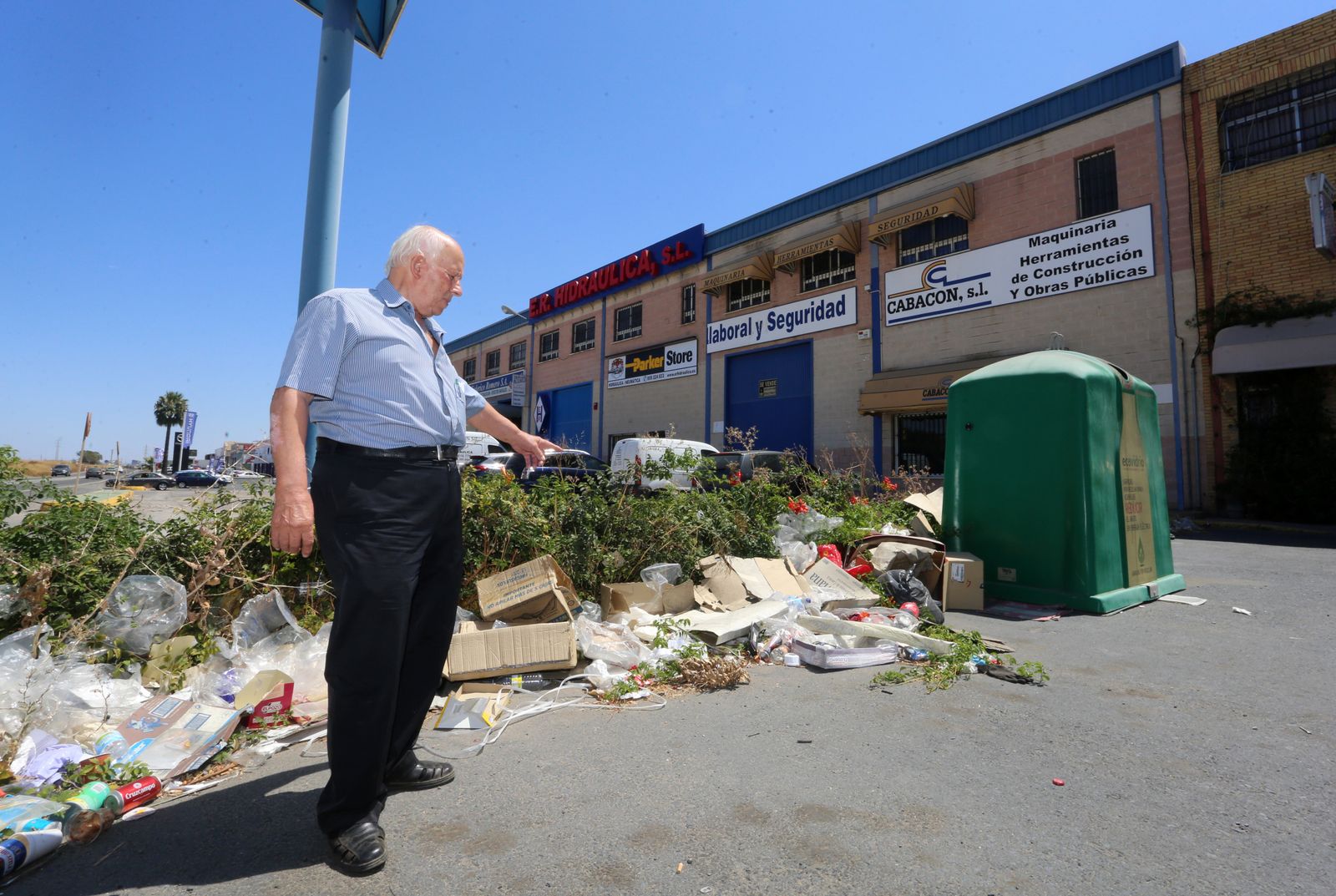Imágenes de la acumulación de basura en el Polígono San Diego de Huelva