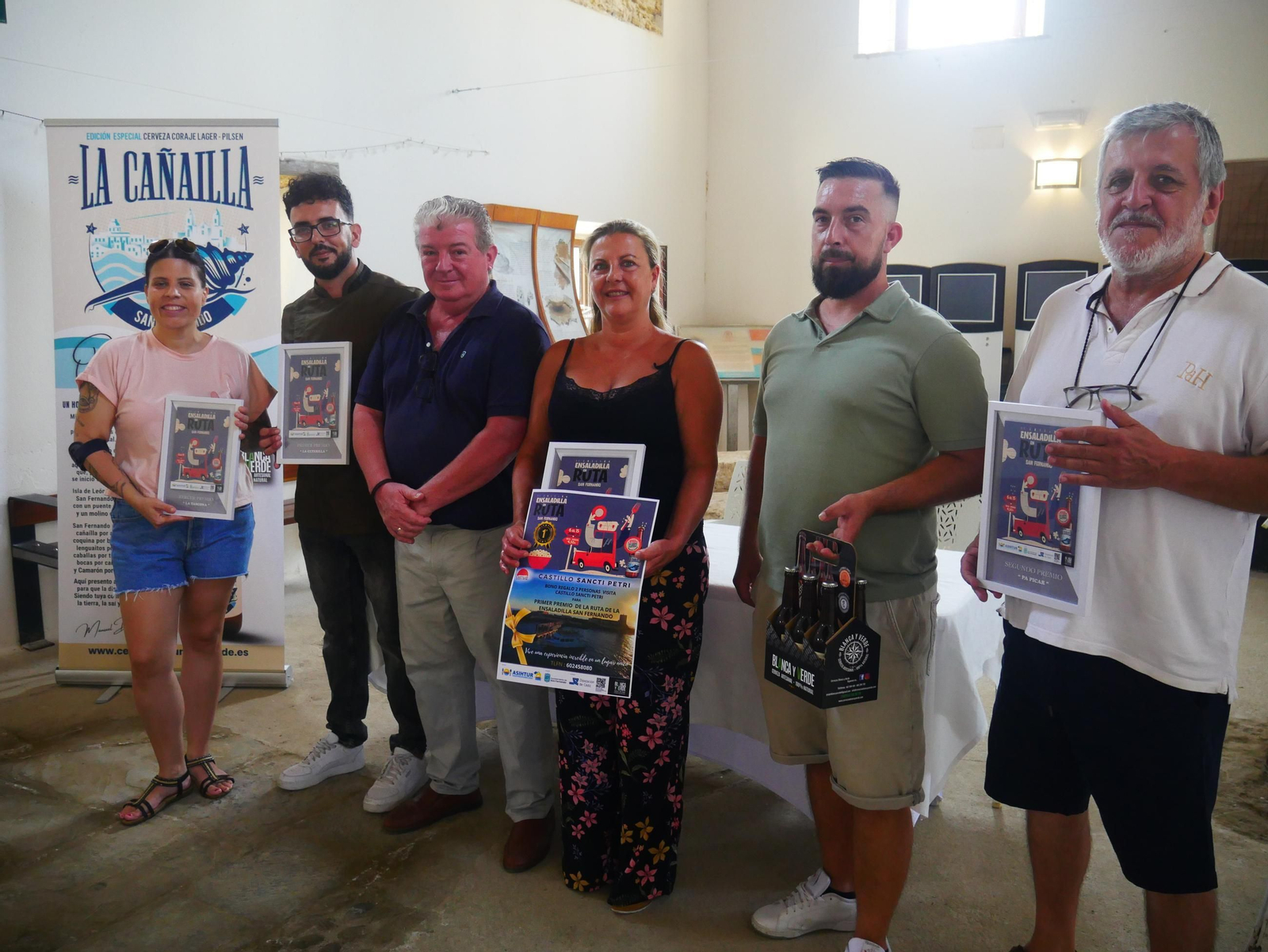 Foto de grupo de los ganadores de la XI Ensaladilla en Ruta de ASIHTUR.