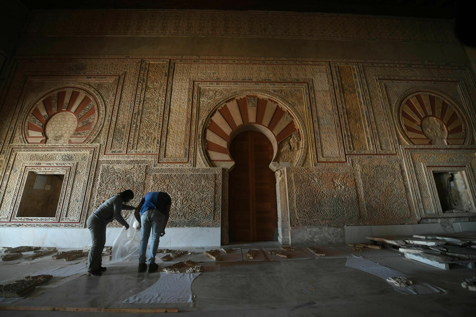 Arqueólogos en el Salón Rico de Medina Azahara.