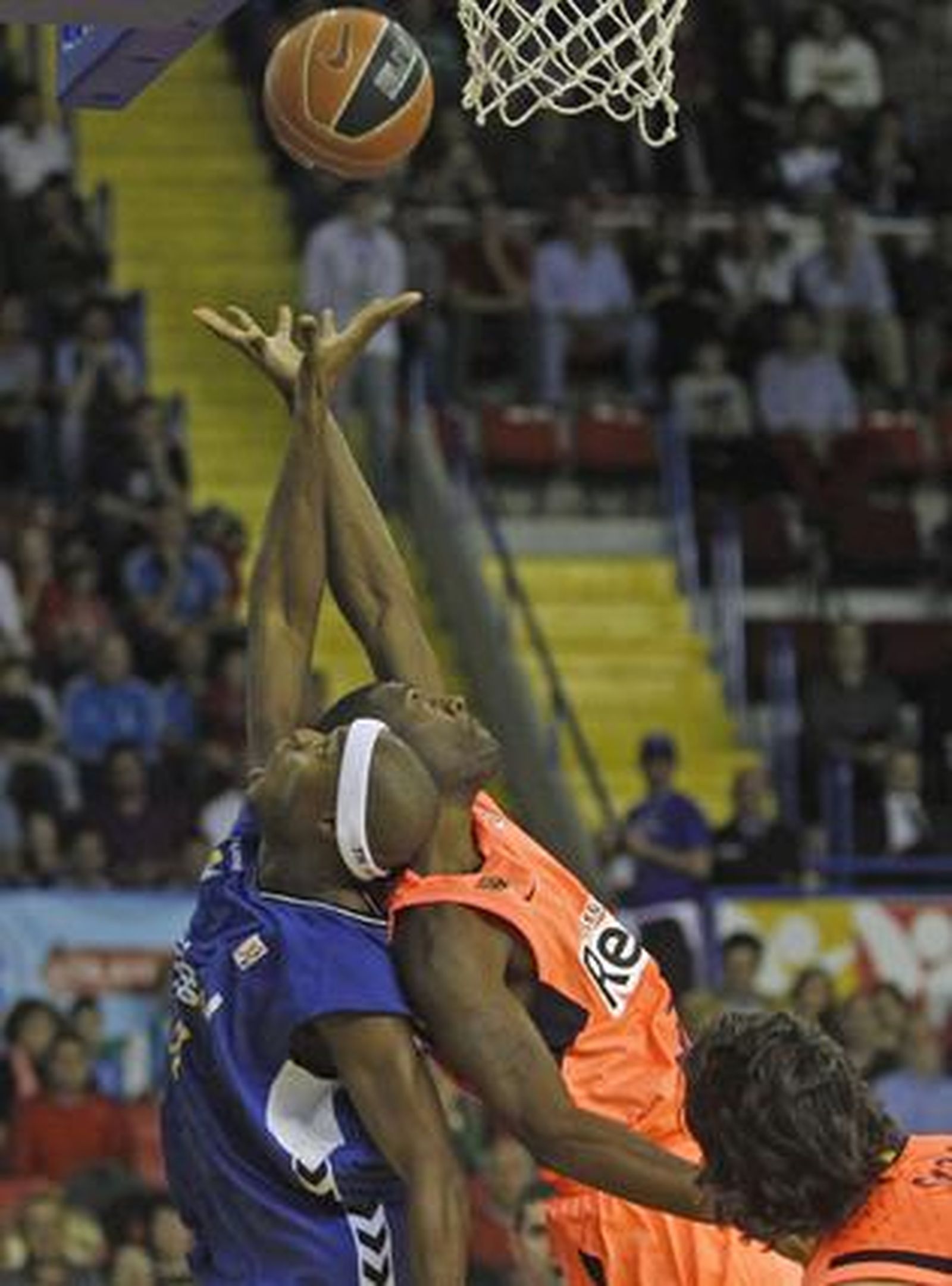 El Cajasol pierde con el Barcelona en San Pablo. / Antonio Pizarro