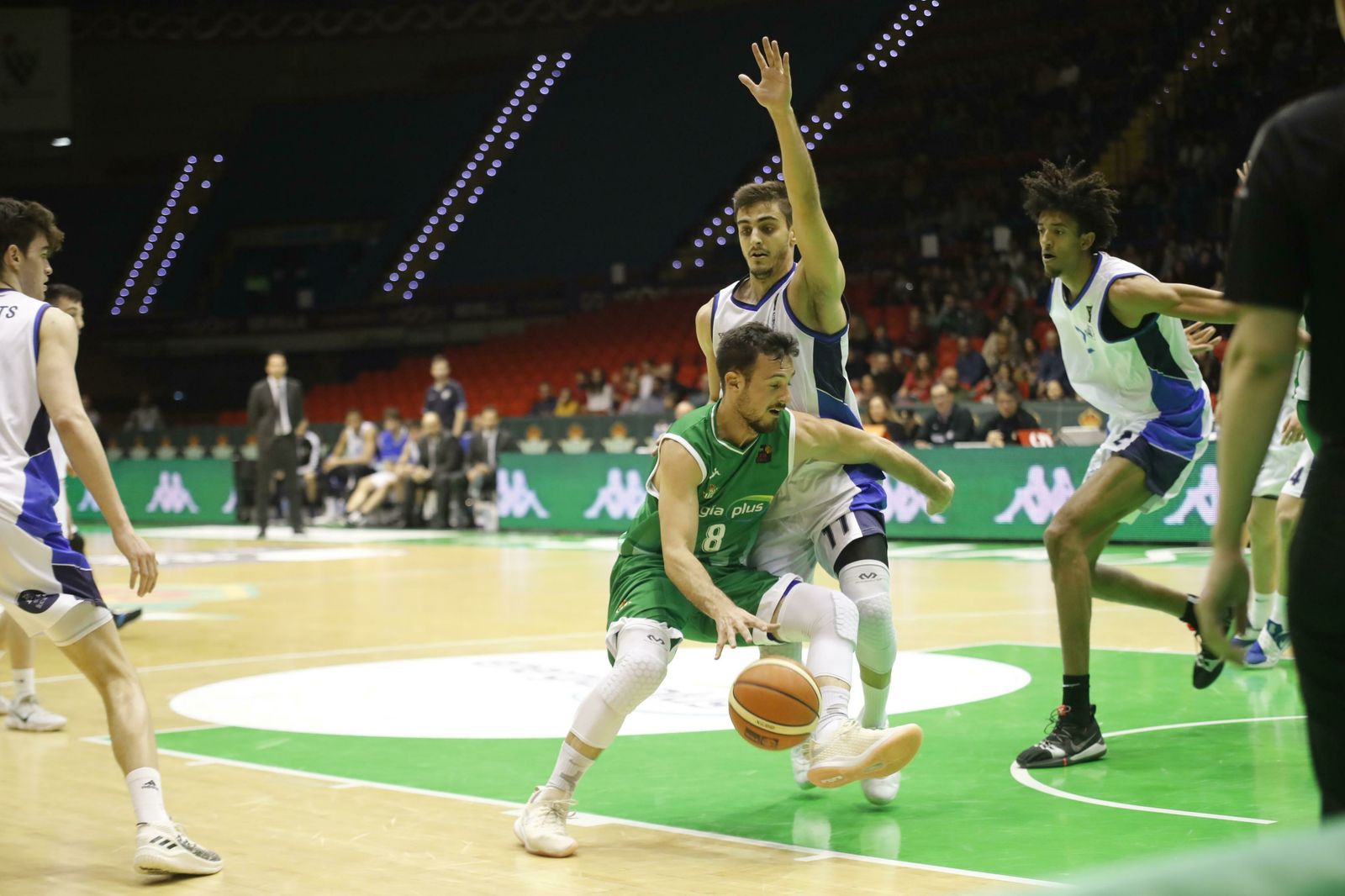 Una de las jugadas del partido.