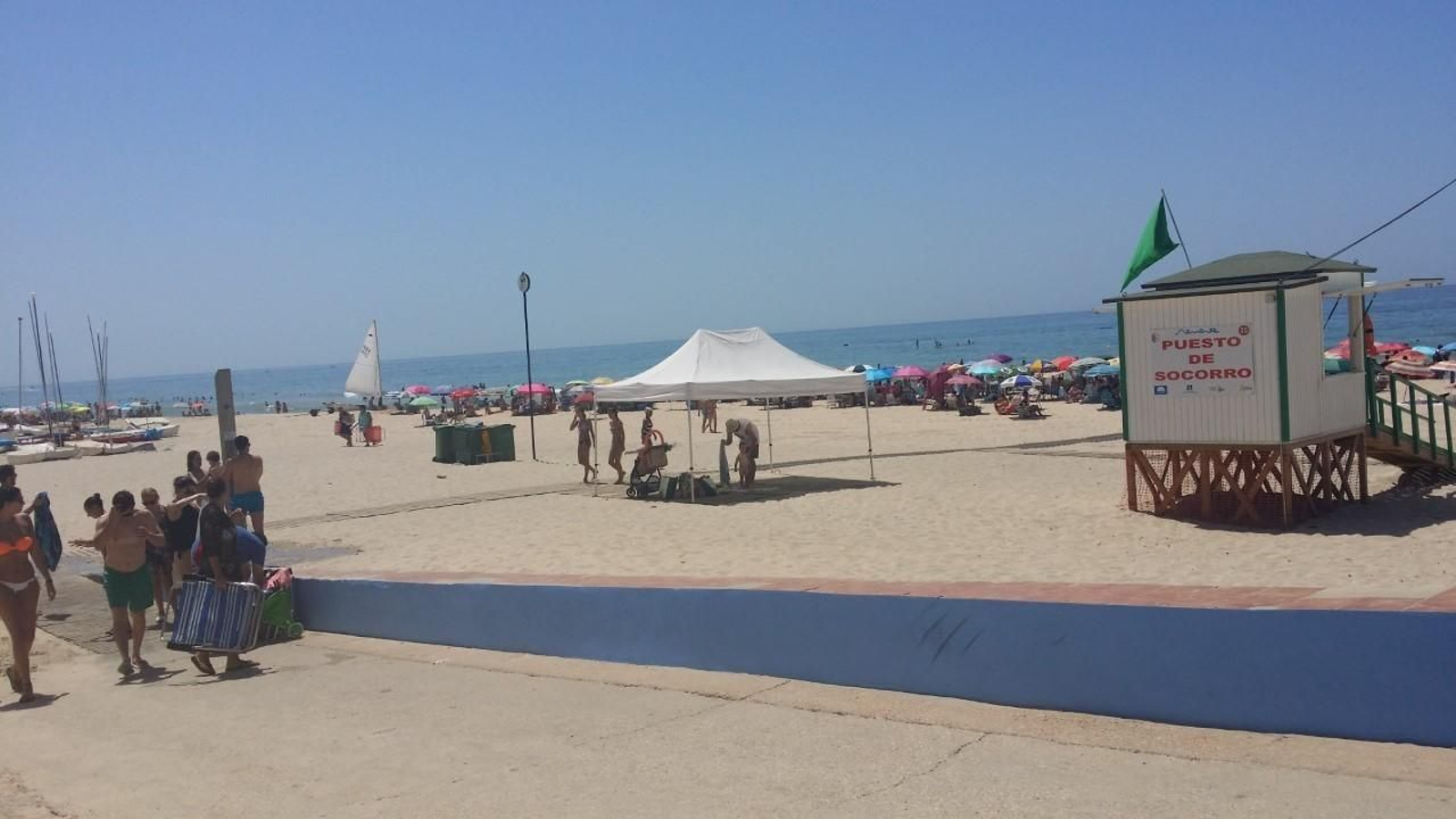 Una de las rampas y el puesto de socorro de Matalascañas.