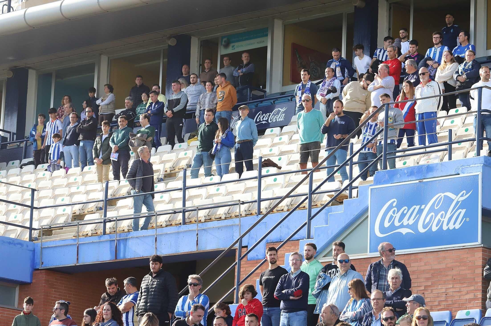 Imágenes del ambiente en las gradas del Nuevo Colombino durante el Recre-Vélez