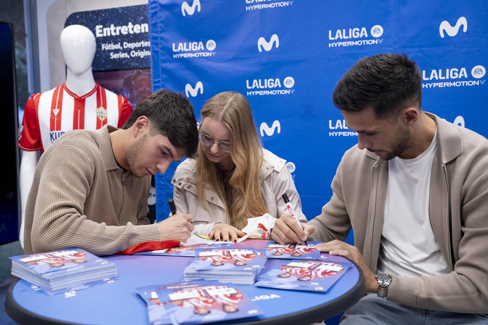 Las imágenes del encuentro con los aficionados de Monte y Bonini en el Paseo de Almería