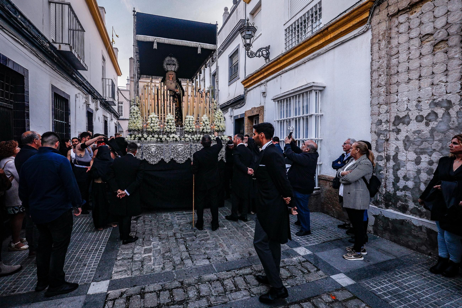 Imágenes de la salida de Santo Entierro en la Semana Santa de San Fernando 2025