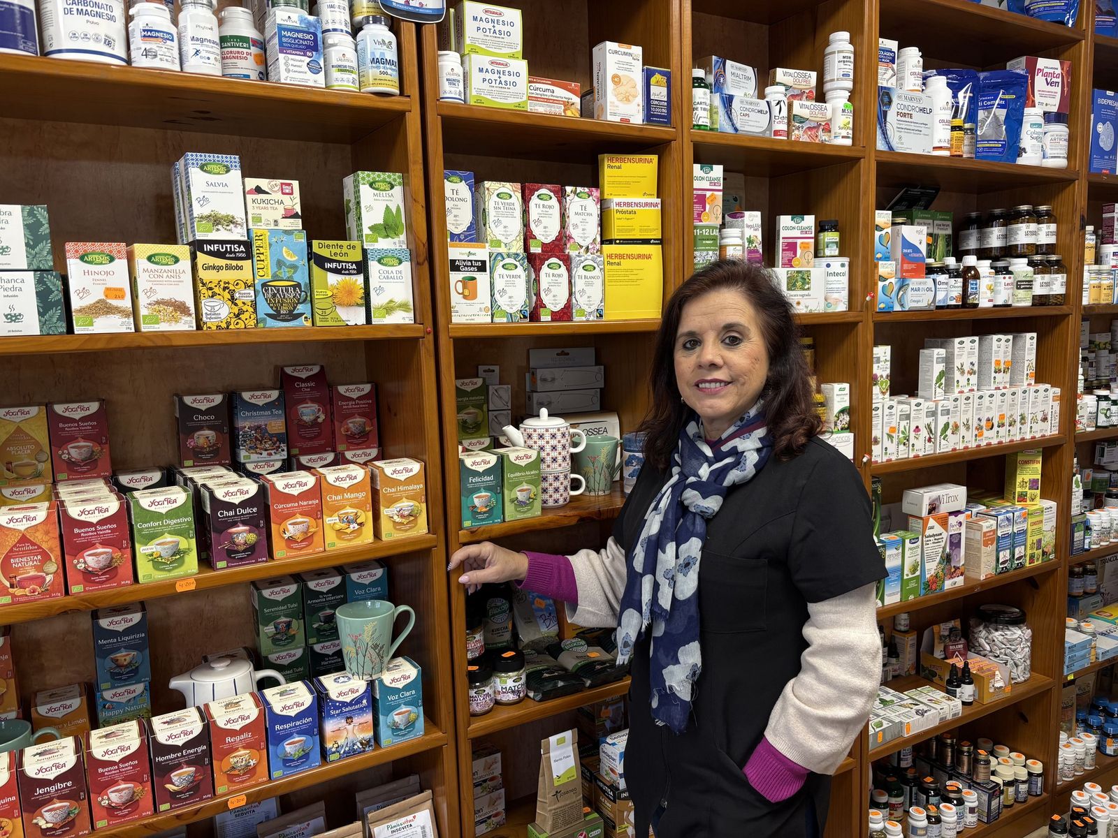 Pilar Modelo posa en su herboristería