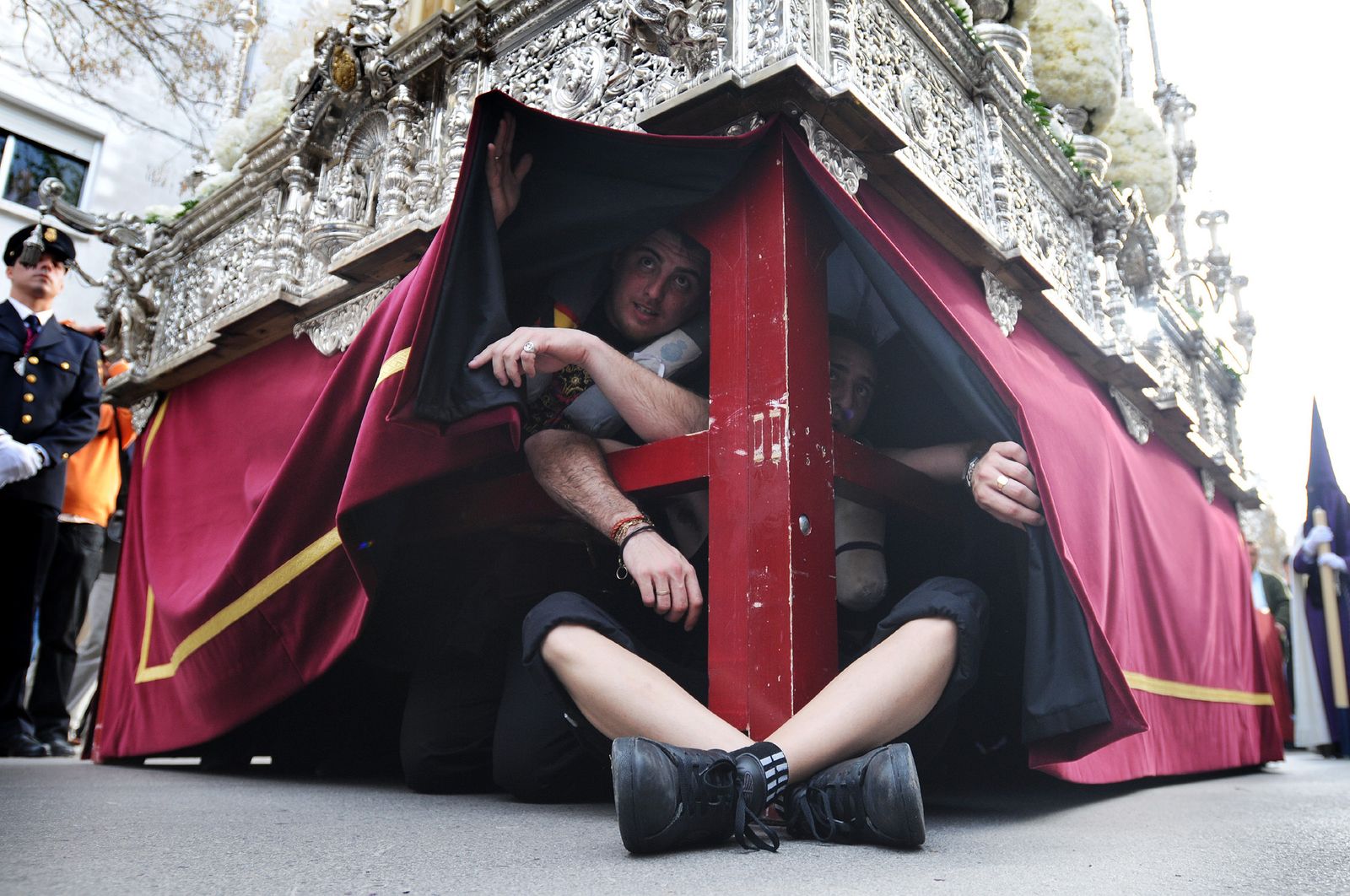 Costaleros de la Candelaria buscan un poco de aire bajo las andas.