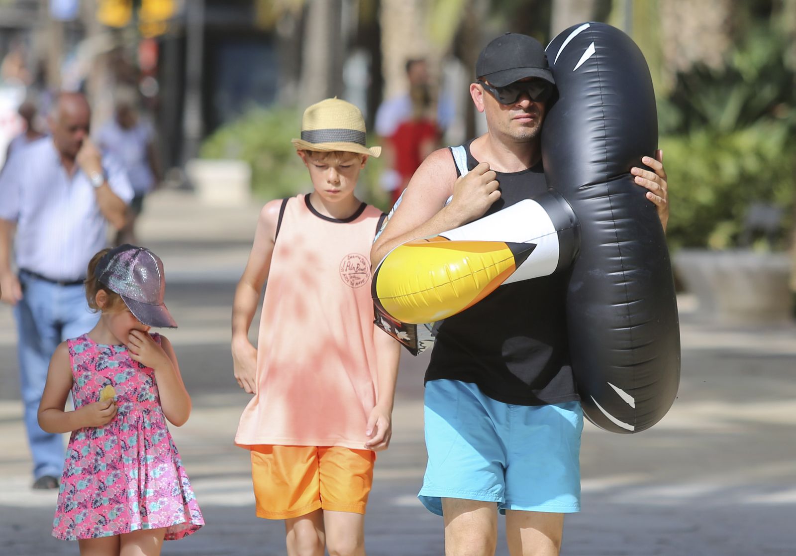 Tres personas se dirigen a la playa.