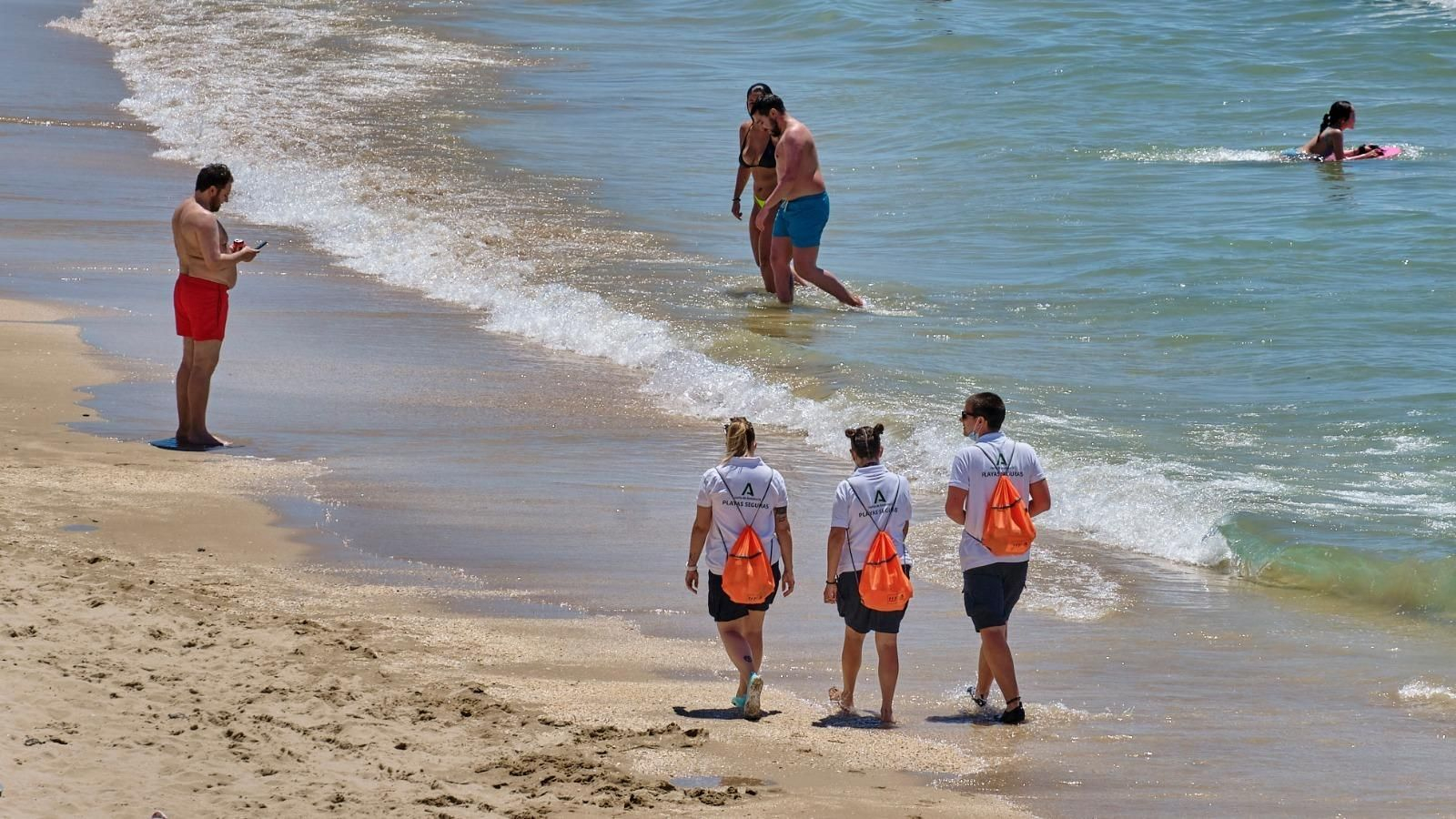 Los vigilantes de la Junta por una playa gaditana.