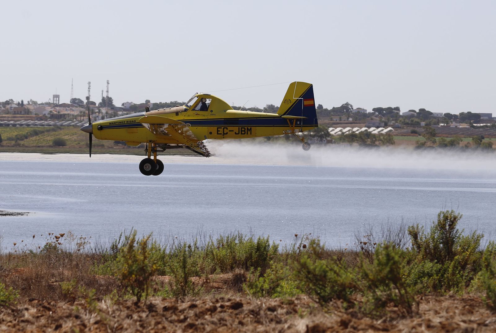 Imágenes del vuelo demostrativo de los medios aéreos del servicio de control de mosquitos